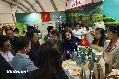 Gian hàng của Việt Nam thu hút đặc biệt đến khách tham quan. (Ảnh: Mạnh Hùng/Vietnam+)