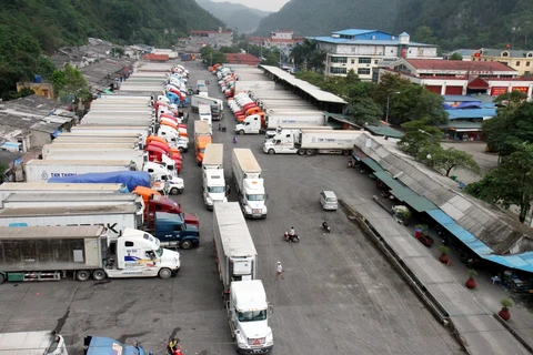 Bãi xe tại cửa khẩu Tân Thanh. (Nguồn: TTXVN)