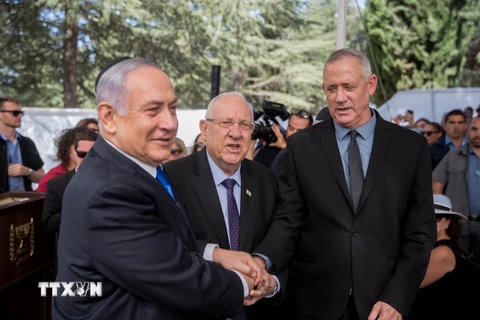 Tổng thống Israel Reuven Rivlin (giữa), Thủ tướng Israel Benjamin Netanyahu (trái) và lãnh đạo đảng liên minh Xanh-Trắng Benny Gantz (phải) tại cuộc gặp ở Jerusalem ngày 19/9/2019. (Nguồn: THX/TTXVN)