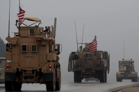 Đoàn xe quân sự của Mỹ di chuyển tại thành phố Manbij, miền Bắc Syria. (Nguồn: AFP/TTXVN)