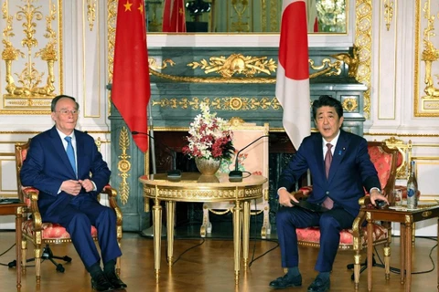 Thủ tướng Nhật Bản Shinzo Abe hội kiến với Phó Chủ tịch Trung Quốc Vương Kỳ Sơn, ngày 23/10. (Nguồn: Kyodo)