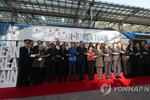 Các đại biểu chụp ảnh chung tại lễ ra mắt Tàu ASEAN-Hàn Quốc ở Ga Seoul, ngày 16/10/2019, trước thềm hội nghị thượng đỉnh đặc biệt giữa Hàn Quốc và ASEAN. (Nguồn: Yonhap)
