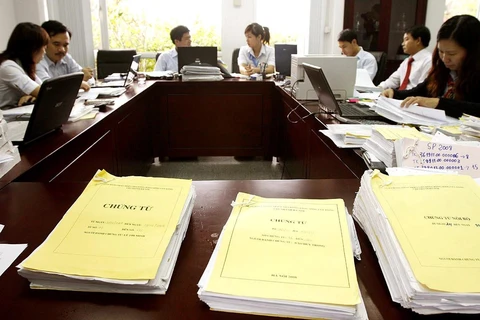 Hoạt động của kiểm toán viên Kiểm toán Nhà nước tại Ngân hàng Phát triển Nhà đồng bằng sông Cửu Long, Chi nhánh Hà Nội. (Ảnh: Phạm Hậu/TTXVN)