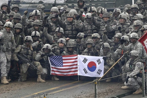 Quân đội Mỹ và Hàn Quốc chụp ảnh chung trước một cuộc tập trận chung. (Nguồn: AP)