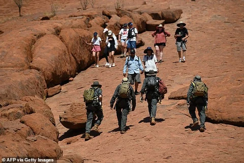 Du khách leo núi Uluru. (Nguồn: AFP)