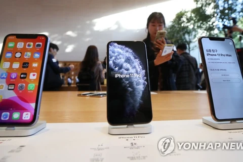 Bộ ba iPhone 11, iPhone 11 Pro và iPhone 11 Pro Max được bày bán trong một cửa hàng ở Seoul, ngày 25/10. (Nguồn: Yonhap)