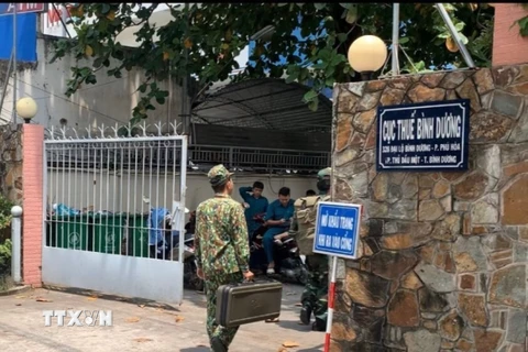 Lực lượng chức năng tiếp cận hiện trường vụ nổ, ngày 30/9. (Ảnh: Nguyễn Văn Việt/TTXVN)