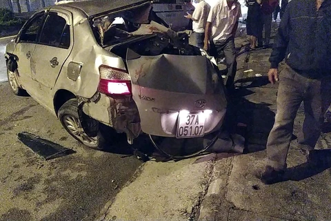 Xe ôtô con 4 chỗ hư hỏng nặng sau vụ tai nạn.(Nguồn: TTXVN phát)
