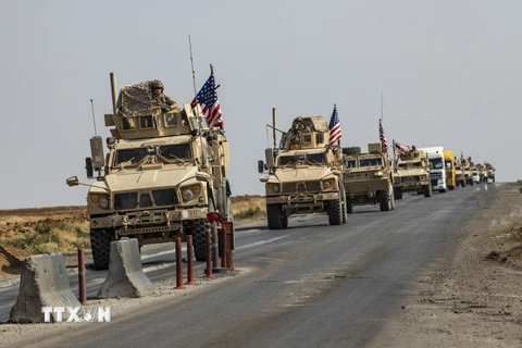 Đoàn xe quân sự Mỹ từ miền Bắc Iraq di chuyển qua thành phố Qamishli, miền Đông Bắc Syria ngày 26/10/2019. (Nguồn: AFP/TTXVN)