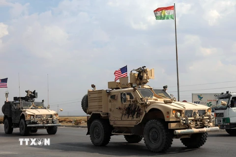 Đoàn xe của quân đội Mỹ di chuyển gần thị trấn Bardarash thuộc vùng Dohuk (Iraq) sau khi rút khỏi Syria, ngày 21/10/2019. (Nguồn: AFP/TTXVN)