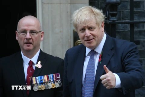 Thủ tướng Anh Boris Johnson (phải) tại số 10 phố Downing, London ngày 28/10/2019. (Nguồn: AFP/TTXVN)