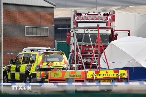 Cảnh sát Anh điều tra tại hiện trường phát hiện xe container chở 39 thi thể ở khu công nghiệp Waterglade của thị trấn Grays, hạt Essex, Anh ngày 23/10/2019. (Nguồn: THX/TTXVN)