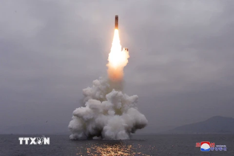 Vụ thử nghiệm tên lửa đạn đạo Pukguksong-3 phóng từ tàu ngầm của Triều Tiên ở ngoài khơi Vịnh Wonsan ngày 2/10/2019. (Nguồn: THX/TTXVN)