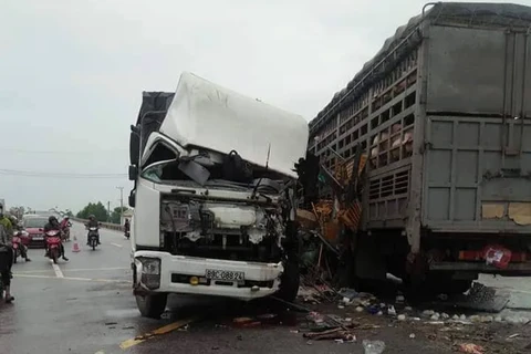 Quảng Trị: Hai ôtô tải đối đầu nhau, 4 người bị thương nặng