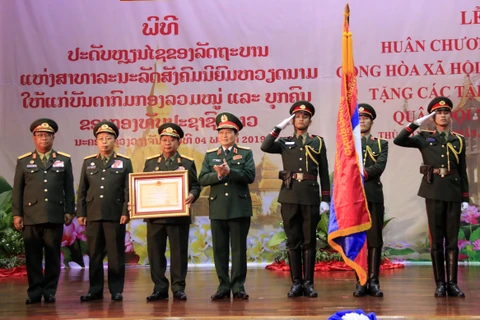 Đại tướng Ngô Xuân Lịch, Bộ trưởng Quốc phòng chụp ảnh chung với Lãnh đạo Bộ Quốc phòng Lào sau khi trao quyết định tặng thưởng Huân chương Sao Vàng của Nhà nước Việt Nam cho Bộ Quốc phòng Lào. (Ảnh: Phạm Kiên/TTXVN)