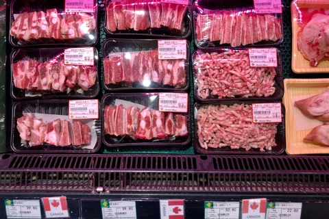 Các sản phẩm thịt nhập khẩu của Canada được bày bàn trong cửa hàng ở Trung Quốc, tháng 6/2019. (Nguồn: AP)