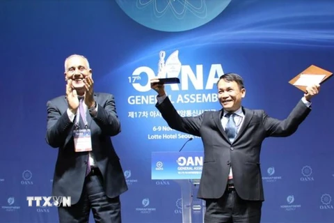Thay mặt TTXVN, Tổng Giám đốc Nguyễn Đức Lợi nhận Giải thưởng xuất sắc chất lượng thông tấn của OANA do Chủ tịch OANA nhiệm kỳ 2016-2019 Aslan Aslanov trao tặng. (Ảnh: Mạnh Hùng/TTXVN)