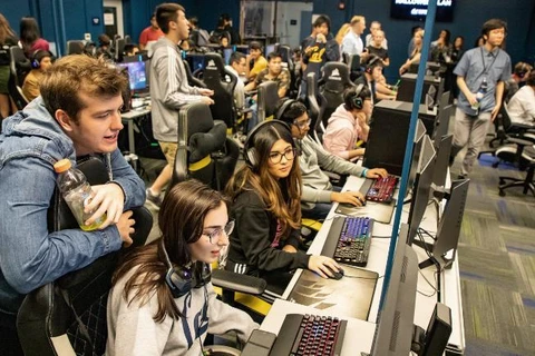 Sinh viên ở Đại học California Berkeley chơi game bên cạnh streamer Twitch Jayden Diaz (áo đen, ngồi bên phải) ở sự kiện Halloween. (Nguồn: CNN)