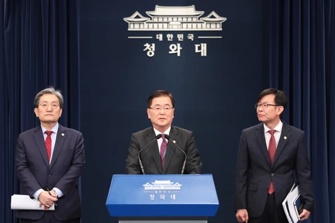 Ông Chung Eui-yong, Cố vấn An ninh Quốc gia Hàn Quốc (ở giữa) phát biểu tại buổi họp báo, ngày 10/11. (Nguồn: Yonhap)