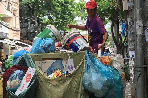 Thu gom rác dân lập ở Thành phố Hồ Chí Minh còn khá thô sơ. (Nguồn: SGGP)