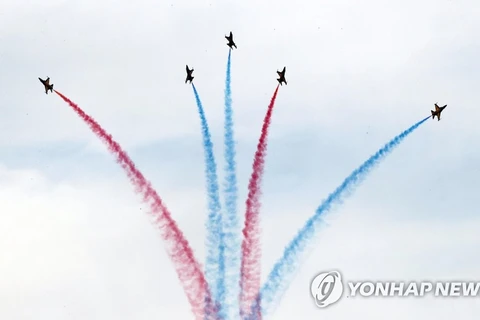 Đội bay Đại bàng đen của Không quân Hàn Quốc, một trong những đội bay nhào lộn giỏi nhất châu Á, trình diễn trên không tại buổi lễ. (Nguồn: Yonhap)