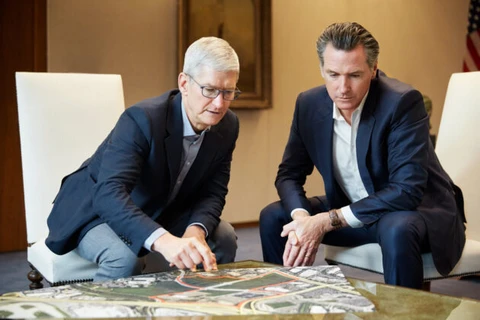 Giám đốc điều hành của Apple, Tim Cook nói chuyện với Thống đốc bang California, ông Gavin Newsom về các khoản đầu tư cho dự án nhà ở xã hội mới. (Nguồn: Apple)