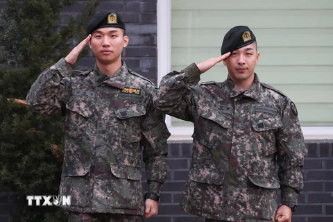 Hai thành viên nhóm nhạc nam Hàn Quốc Big Bang Daesung (trái) và Taeyang (phải) sau khi được xuất ngũ ngày 10/11/2019. (Nguồn: YONHAP/TTXVN)