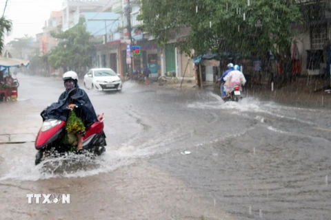 Do mưa lớn với lượng hơn 20mm đã khiến cho một số tuyến đường ở thành phố Tuy Hòa, tỉnh Phú Yên bị ngập. (Ảnh: Xuân Triệu/TTXVN)