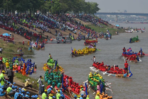 Các đội tham gia cuộc đua thuyền trong Lễ hội Nước 2019 ở Phnom Penh,ngày 10/11. (Nguồn: AFP/TTXVN)