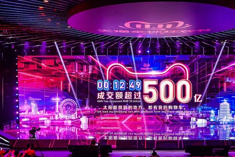Một màn hình lớn dựng lên trong Ngày Độc thân, cập nhật con số doanh thu mà Alibaba đạt được trong ngày lễ mua sắm này. (Nguồn: AFP)