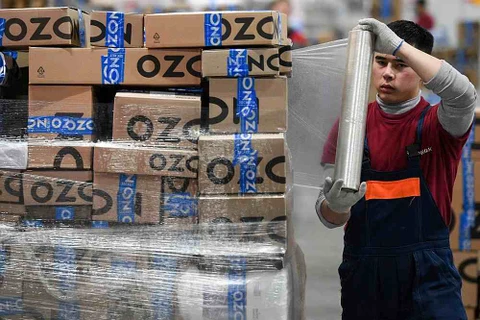 Công nhân làm việc trong nhà máy của Ozon. (Nguồn: AFP)