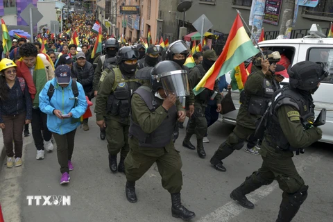 Lực lượng cảnh sát Bolivia tham gia cuộc biểu tình phản đối Chính phủ của phái chính trị đối lập, tại thủ đô La Paz ngày 9/11/2019. (Ảnh: AFP/TTXVN)