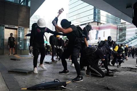 Người biểu tình phá hoại tại một tuyến phố ở Hong Kong (Trung Quốc) ngày 15/9/2019. THX/TTXVN