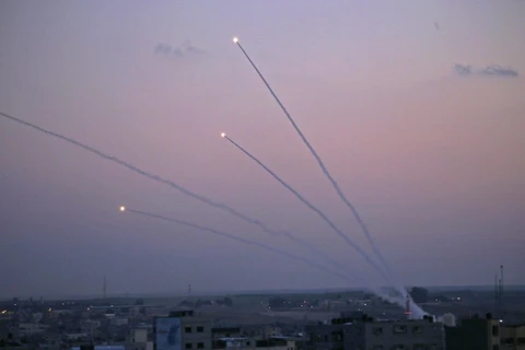 Một vụ phóng rocket từ Dải Gaza vào lãnh thổ Israel. (Nguồn: AFP)