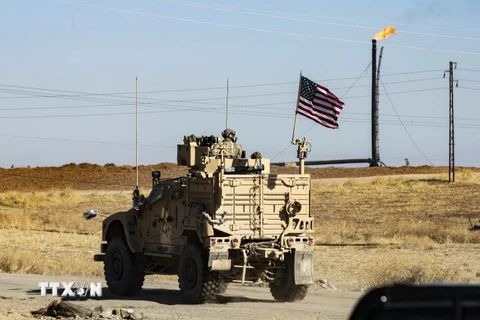 Quân đội Mỹ tuần tra tại khu vực có nhiều mỏ dầu ở tỉnh Hasakeh, Đông Bắc Syria ngày 6/11/2019. (Nguồn: AFP/TTXVN)