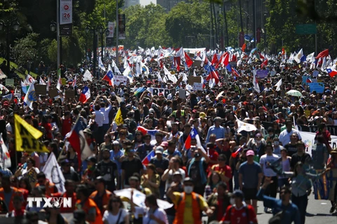 Người dân tham gia biểu tình phản đối Chính phủ tại Santiago, Chile, ngày 23/10/2019. (Nguồn: AFP/ TTXVN)