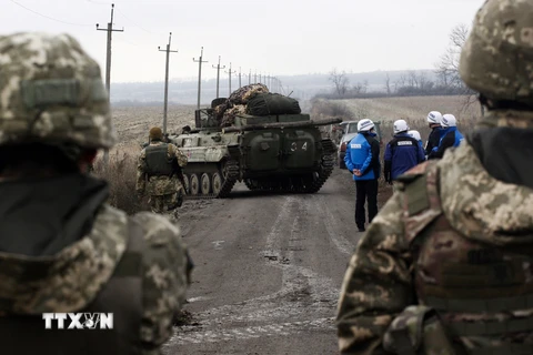 Các quan sát viên Tổ chức An ninh và Hợp tác châu Âu giám sát quá trình rút quân của các lực lượng Ukraine ở gần làng Bogdanivka thuộc vùng Donetsk ngày 9/11/2019. (Nguồn: AFP/TTXVN)