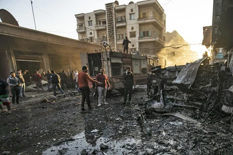 Lực lượng an ninh điều tra tại hiện trường các vụ đánh bom liên hoàn ở thành phố Qamishli tỉnh Hasakah, miền Đông Bắc Syria ngày 11/11/2019. (Nguồn: AFP/TTXVN)