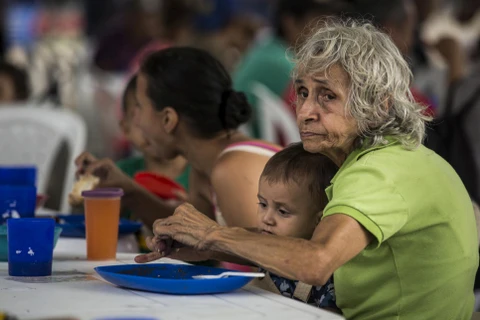 Hai bà cháu người Venezuela di cư tại một trại tị nạn ở Colombia. (Nguồn: UNHCR)