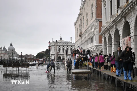 Cảnh ngập lụt sau đợt thủy triều quét qua Venice, Italy, ngày 13/11/2019. (Nguồn: AFP/TTXVN)