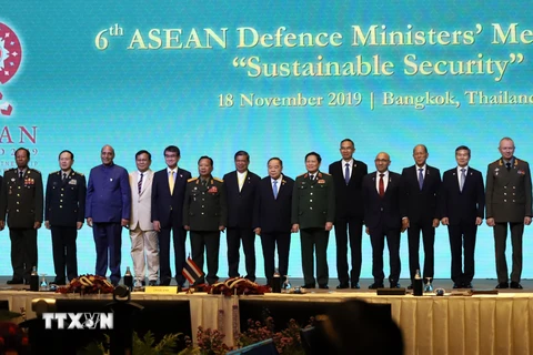 Các bộ trưởng, trưởng đoàn quốc phòng chụp ảnh chung. (Ảnh: Ngọc Quang/TTXVN)
