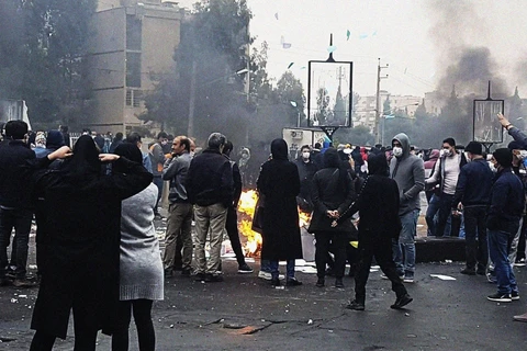 Người biểu tình tụ tập, đốt phá ở Tehran ngày 17/11. (Nguồn: Shutterstock)
