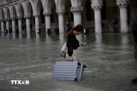 Ngập lụt trên quảng trường San Marco ở Venice, Italy do triều cường cao nhất trong 50 năm qua, ngày 13/11/2019. (Nguồn: THX/TTXVN)