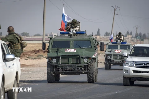 Xe quân sự Nga di chuyển dọc tuyến đường gần thành phố Qamishli, miền Đông Bắc Syria ngày 26/10/2019. (Nguồn: AFP/TTXVN)