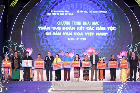 Thủ tướng Nguyễn Xuân Phúc trao quà cho đồng bào các dân tộc sống và sinh hoạt tại Làng Văn hóa-Du lịch các dân tộc Việt Nam. (Ảnh: Thống Nhất/ TTXVN)