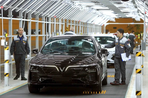Dây chuyền công nghệ hiện đại bậc nhất thế giới kiểm tra chất lượng ôtô trước khi xuất xưởng, tại nhà máy sản xuất ôtô VinFast. (Ảnh: An Đăng/TTXVN)