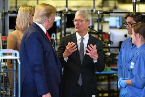 Tổng thống Mỹ Donald Trump (trái) và Giám đốc điều hành Apple Tim Cook (giữa) đi thăm nhà máy sản xuất máy tính Flextronics, ở Austin, bang Texas, ngày 20/11. (Nguồn: Getty Images)