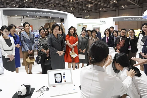 Đệ nhất phu nhân Hàn Quốc Kim Jung-sook cùng phu nhân một số nhà lãnh đạo ASEAN tham quan công nghệ làm đẹp tại lễ hội. (Ảnh: Phủ Tổng thống Hàn Quốc cung cấp)
