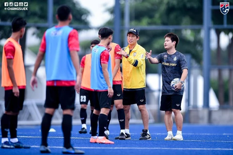 Huấn luyện viên Nishino và các học trò trên sân tập. (Nguồn: Changsuek)