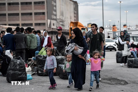 Người di cư chờ để được đưa tới một trại tị nạn ở miền Bắc Hy Lạp ngày 7/10/2019. (Nguồn: AFP/TTXVN)